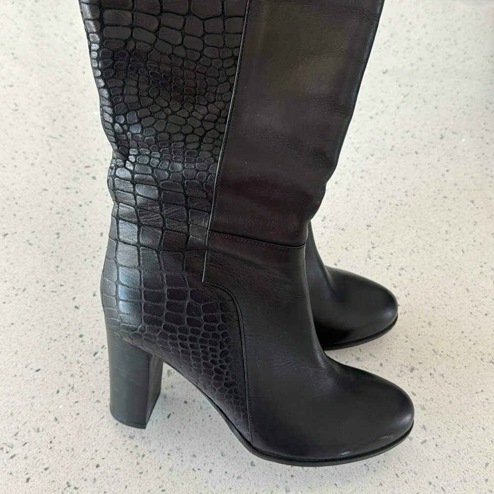 Genuine leather black winter booths with insulation
Never worn
Size 38 European